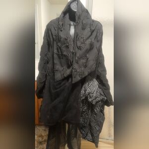 Chic Black Hooded Jacket with Textured Pattern